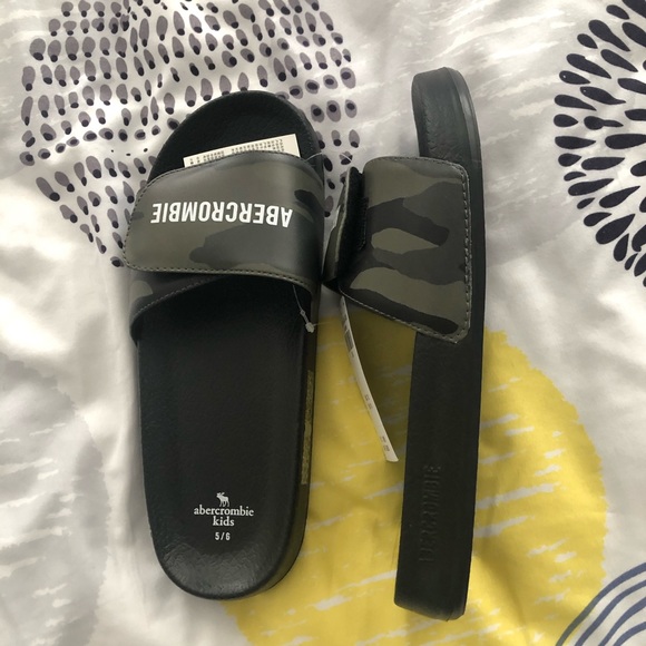 Boys Abercrombie slides - Picture 2 of 3